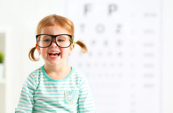 儿童近视200度,到底要不要配眼镜?权威